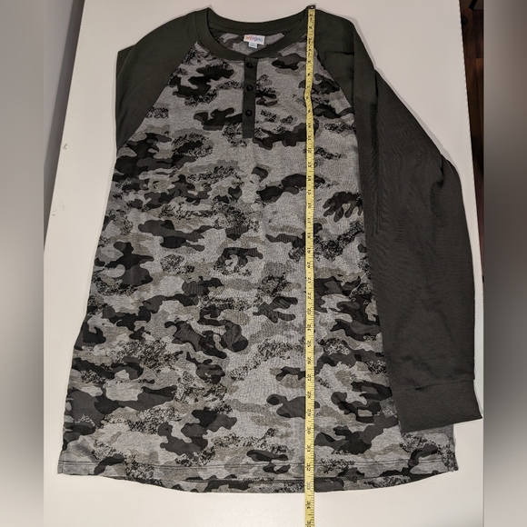 NWT LuLaRoe 2XL Mark Longsleeve Top Dark Green/Gray Camo 3 Buttons on Front - Picture 2 of 13